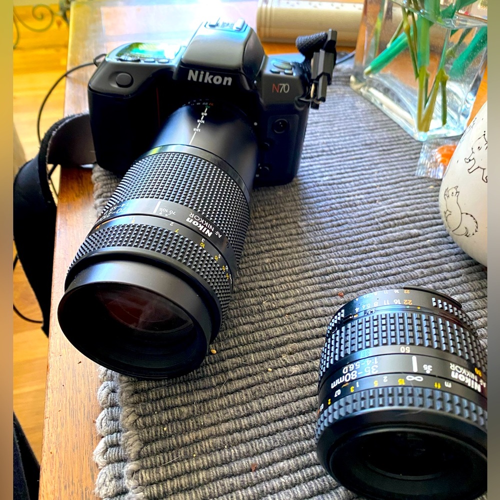 Nikon N70. 35mm optional x2 lens & filters.70 -210 lens. Case option.📸